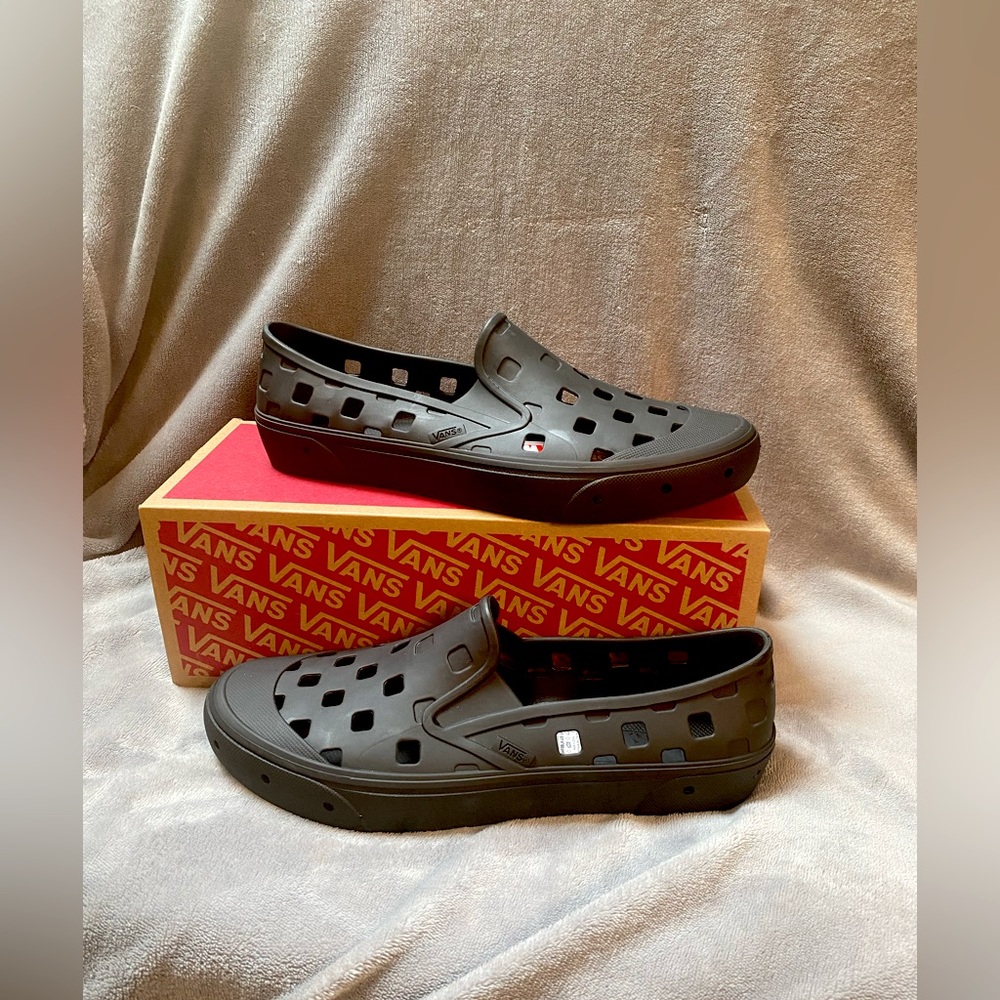 VANS SLIP-ON TRK SHOE SIZE 11